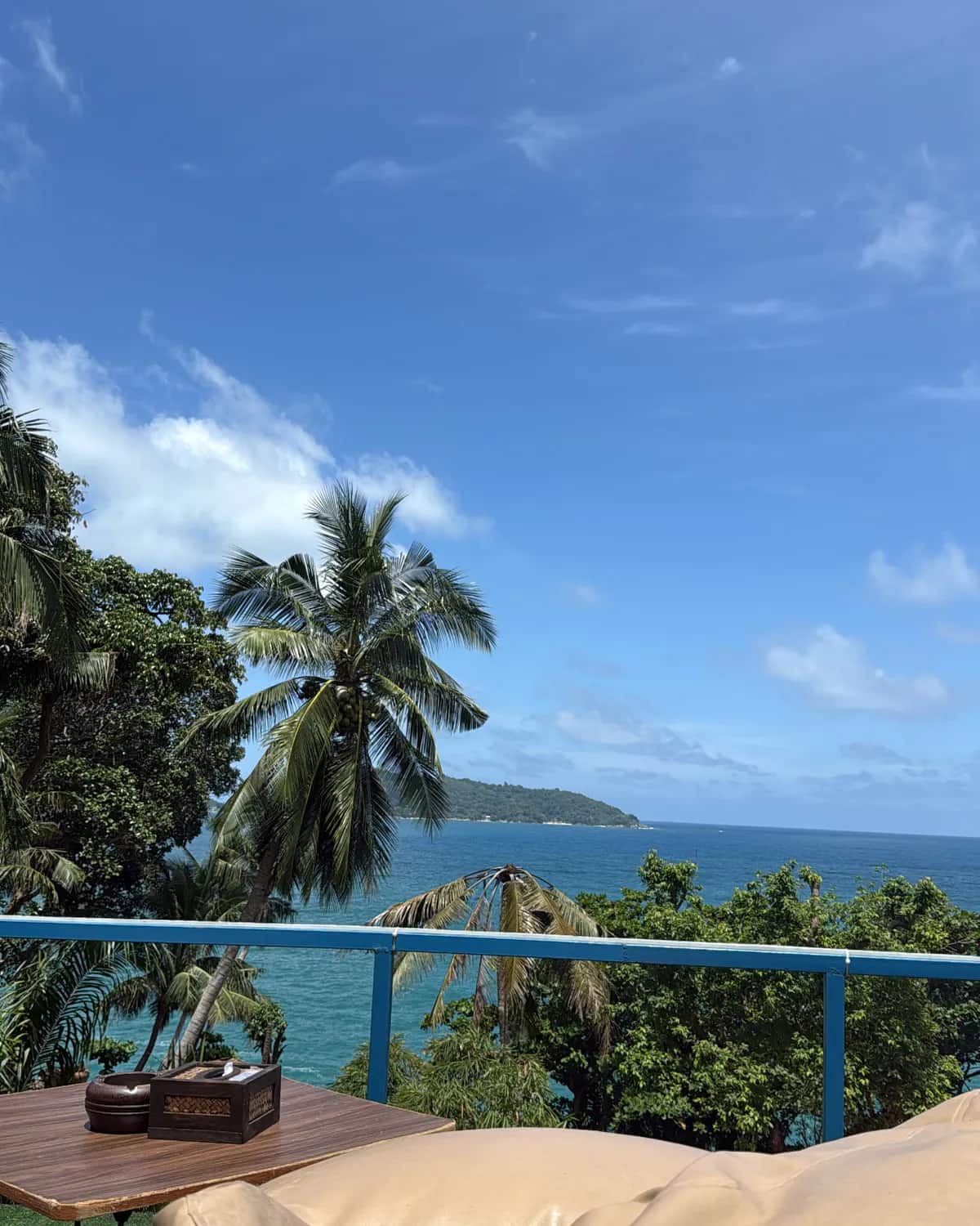 Terrasse d'une villa au-dessus de la baie, palmiers et mer d'Andaman