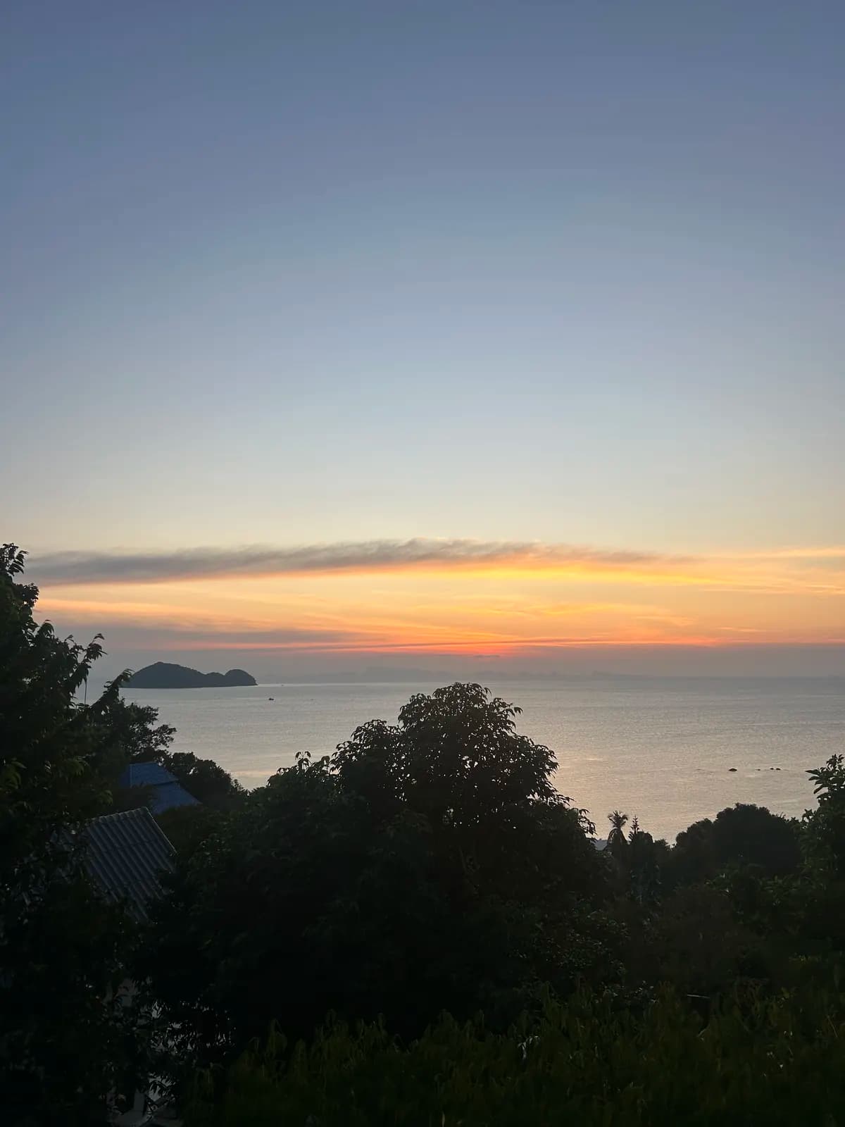 Coucher de soleil sur la mer d'Andaman, vu depuis une colline boisée de la côte ouest