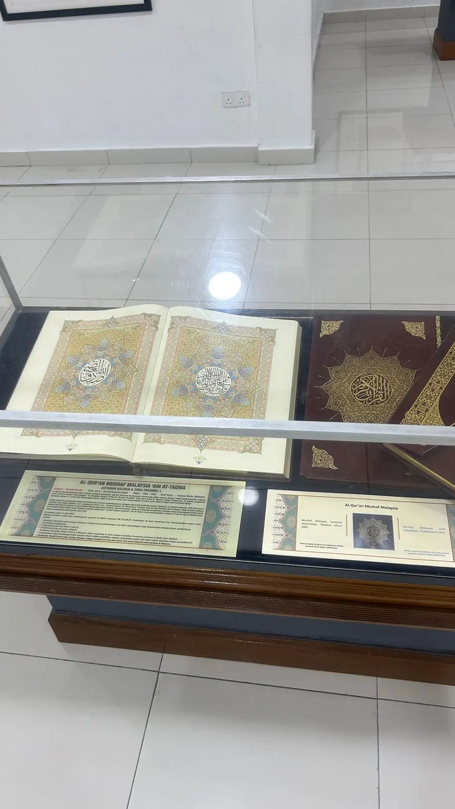 Corans anciens ouverts sous vitrine, pages enluminées, au musée des arts islamiques