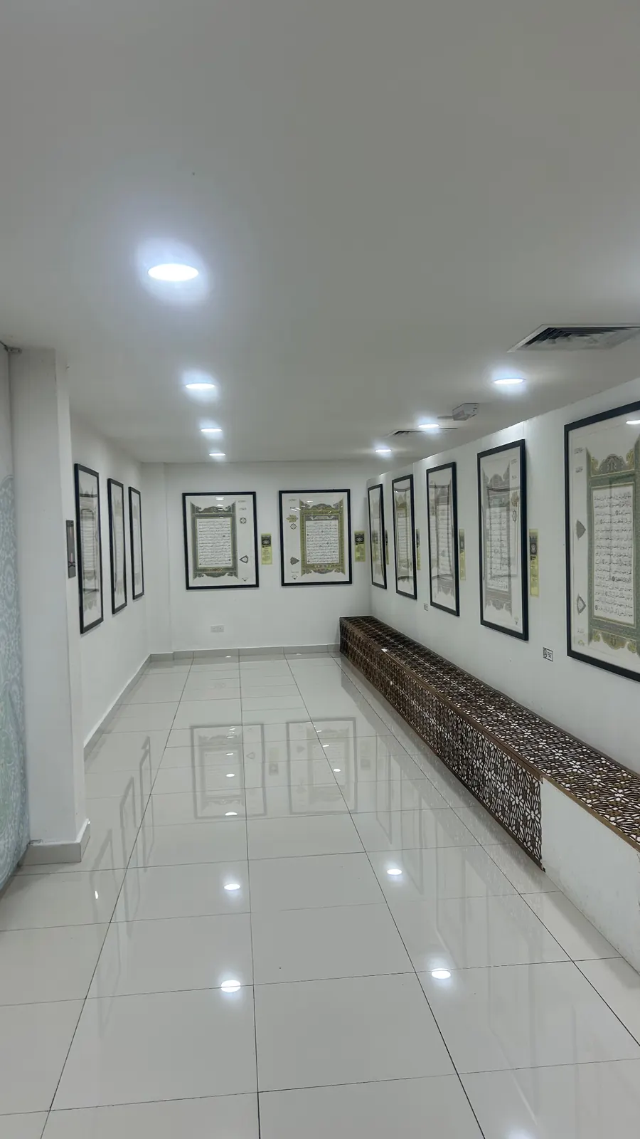 Une galerie du musée des arts islamiques de Kuala Lumpur, calligraphies encadrées sur les murs