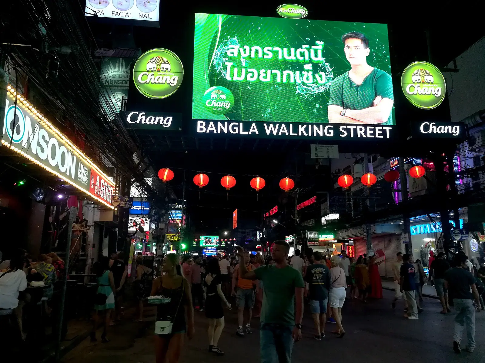 Bangla Road à Patong de nuit, sous l'arche « Bangla Walking Street », lanternes rouges et foule dans la rue piétonne