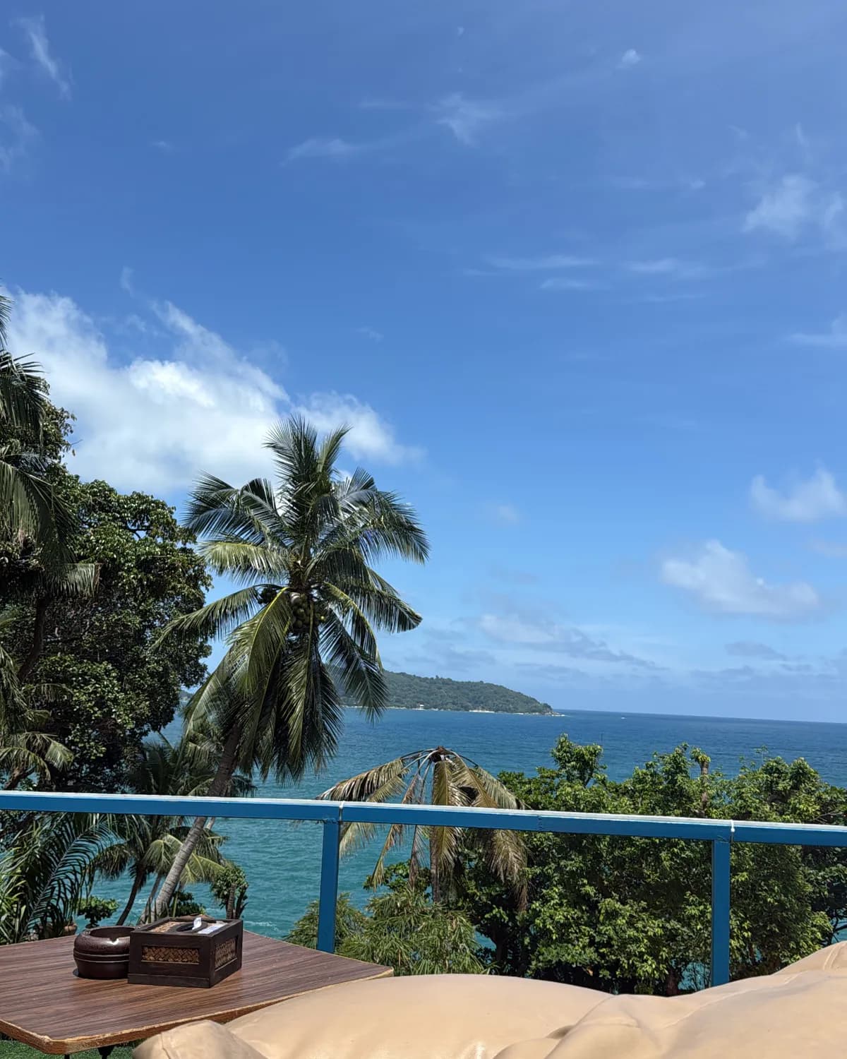 Terrasse d'une villa au-dessus de la baie, palmiers et mer d'Andaman
