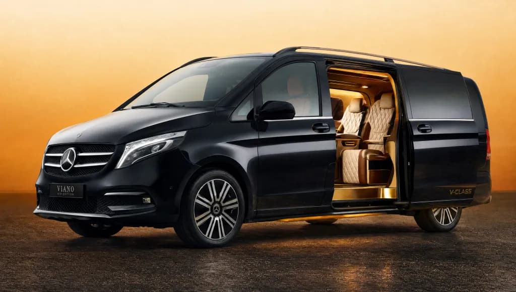 Van Mercedes Classe V noir, porte latérale ouverte sur des sièges en cuir capitonné