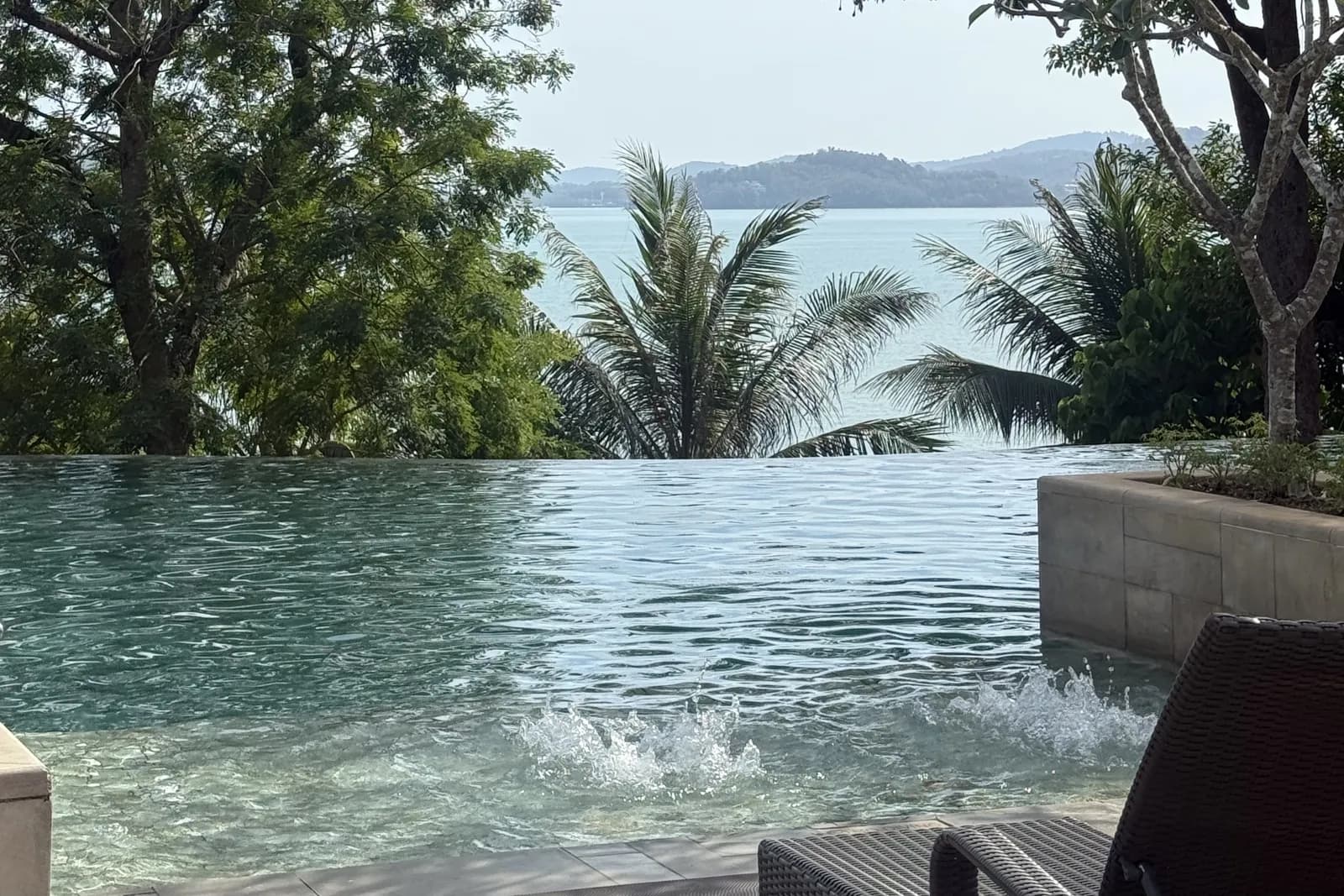 Piscine à débordement d'une villa de Phuket, ouverte sur la mer