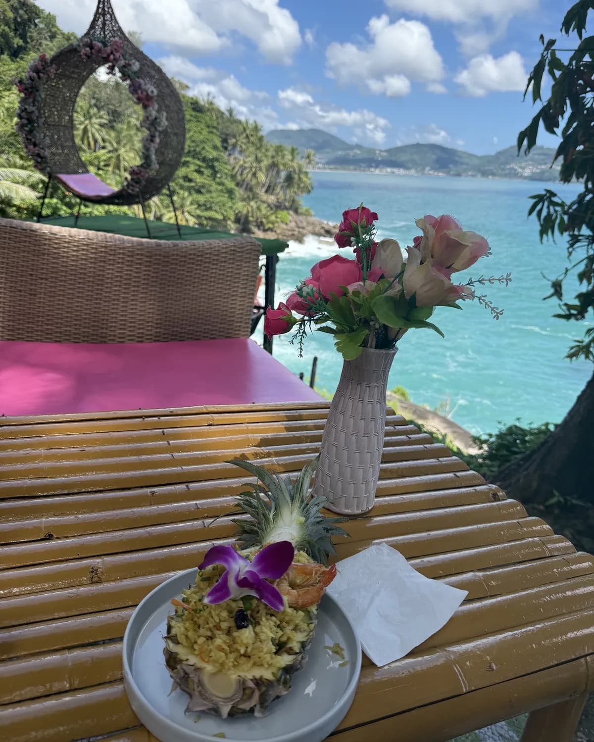 Table dressée en terrasse dans une villa de Phuket, face à la mer