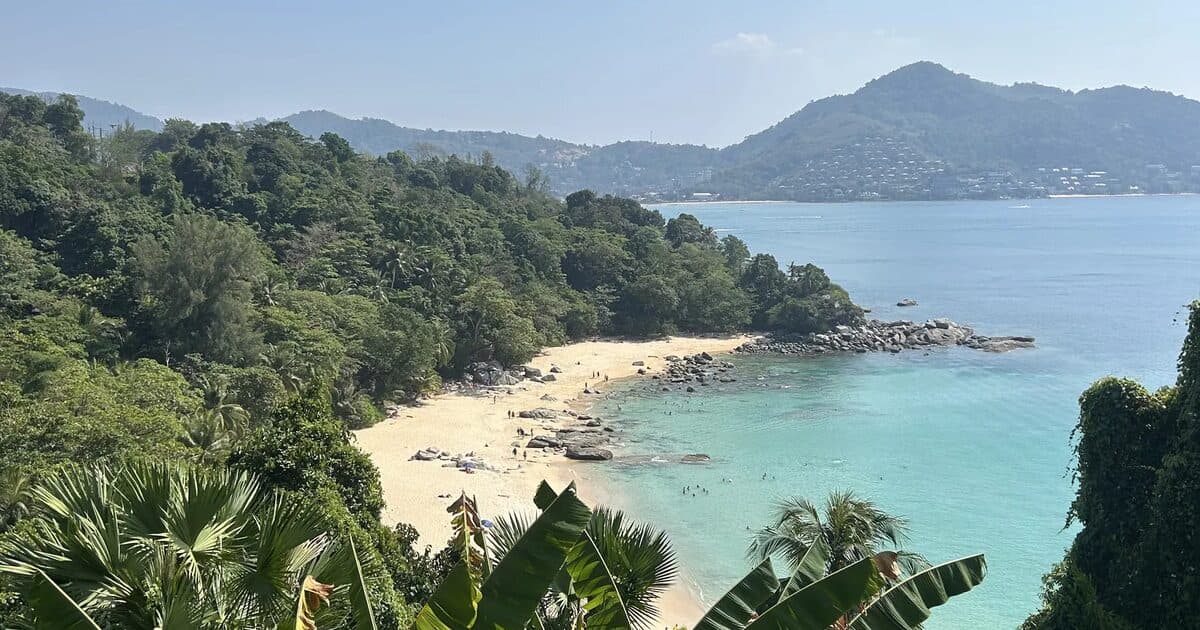 La baie de Patong vue depuis la colline, la ville serrée entre la plage et les hauteurs