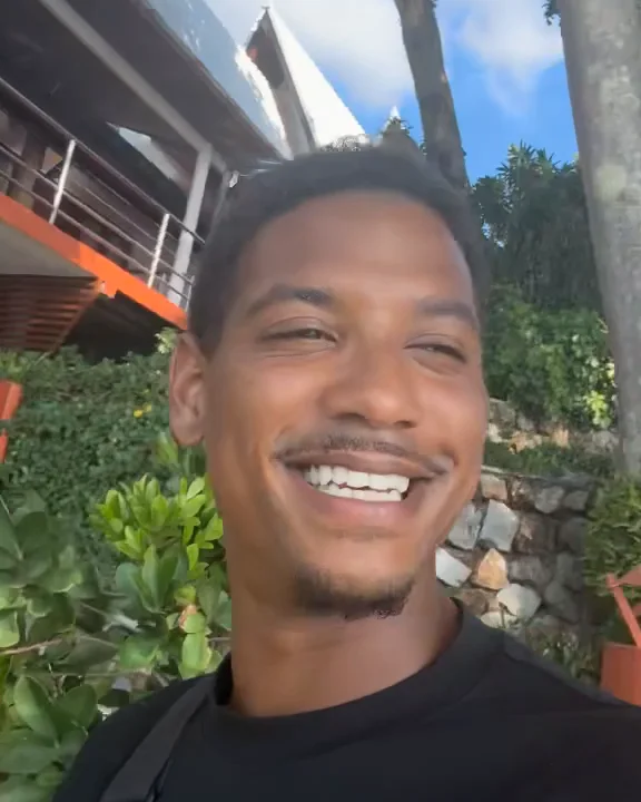 Le fondateur de All To Phuket en selfie sur l'île, devant la terrasse en bois d'une villa des hauteurs, végétation tropicale autour